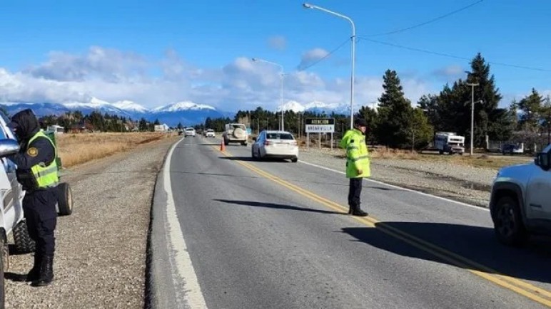 Peligro en una ruta patagónica: un chofer de colectivo iba borracho, llevaba 17 pasajeros y terminó detenido